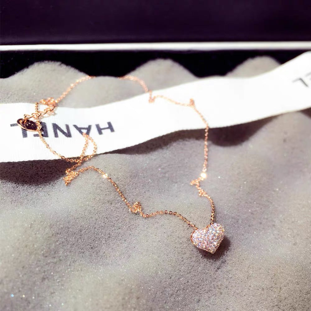 Exquisite necklace featuring a heart-shaped pendant