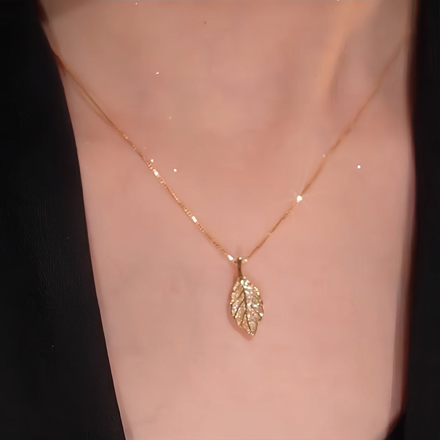 New trendy leaf necklace, leaf design.